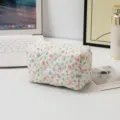 Floral καπιτονέ βαμβακερή τσάντα μακιγιάζ σε ένα ζεστό και οργανωμένο περιβάλλον γραφείου - Καπιτονέ Τετράγωνο Κόκκινο Πράσινο Μπλε Φλοράλ
