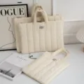 Set aus cremefarbenen gesteppten Laptop-Hüllen und iPad-Taschen auf einem Schreibtisch. - 11 Zoll / Gebrochenes Weiß