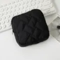 Detailaufnahme einer schwarzen gesteppten Kosmetik-Tasche mit Reißverschluss - 12.5*12.5*5cm / Schwarz