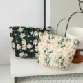 Detailansicht von zwei Canvas-Kosmetiktaschen mit schöner Gänseblümchen-Stickerei in Beige - Kleine Clutch / Beige