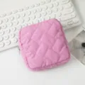 Nahaufnahme einer lila gesteppten quadratischen Kosmetiktasche auf einem weißen Tisch - 12.5*12.5*5cm / Hellviolett