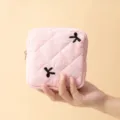 Detailopname van roze doorgestikte tas voor maandverband met strikjes - 12.5*5*12.5cm / Roze