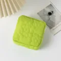 Vista dettagliata del motivo a fiori trapuntato sulla borsa verde per cosmetici - Verde