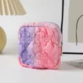 Detail van roze en paarse gewatteerde cosmeticatas voor make-up en toiletartikelen. - 13*4.5*13cm / Regenboogkleur 4