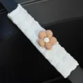Detailansicht eines weißen Auto-Sicherheitsgurtbezugs mit einer braunen Stoffblume - 24*6.5cm / 1 Stück / Braune Blume