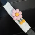 Detailansicht eines niedlichen weißen gerafften Auto-Sicherheitsgurtbezugs mit Blumen - 24*6.5cm / 1 Stück / Rosa Blume