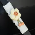 Detaillierte Ansicht des weißen Auto-Gurtpolsters mit einer niedlichen cremefarbenen 3D-Blüte - 24*6.5cm / 1 Stück / Cremegelbe Blume