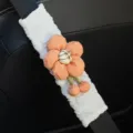 Nahaufnahme eines weißen Auto-Sicherheitsgurtbezugs mit süßer oranger Blumenverzierung - 24*6.5cm / 1 Stück / Ingwergelbe Blume