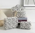 Dreiteiliges wattiertes Baumwoll-Kosmetiktaschen-Set mit Blumenmuster - Aufbewahrungstasche für Damenbinden / Schwarz Blumenmuster
