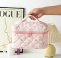 Süße rosa gesteppte Kosmetiktasche aus Baumwolle mit Schleifenmuster und Tragegriff. - Handtasche Kosmetiktasche / Rosa Karo mit Schleife