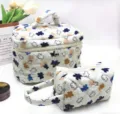 Tragbares niedliches gestepptes Kosmetiktaschen-Set aus Baumwolle mit Blumenmuster - Aufbewahrungstasche für Damenbinden / Bär auf weißem Grund