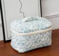 Tragbare gesteppte Baumwoll-Kosmetiktasche mit Blumenmuster für Reise und Aufbewahrung - Aufbewahrungstasche für Damenbinden / Weißer Hintergrund Blaue Orchidee