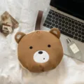 Bonita bolsa de viaje con forma de oso para ropa interior y objetos personales en cama - Oso Marrón