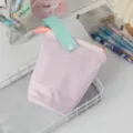 Dettaglio del tessuto a quadretti rosa e manico verde menta dell'astuccio verticale - Rosa a Quadri