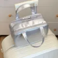 Silberne PU-Kosmetiktasche mit drei Fächern und praktischer Koffergriff-Halterung - Silber