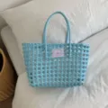 Hellblaue handgewebte Korb-Tasche mit exklusivem Markenetikett für den Sommerurlaub - Gefüttert / Hellblau
