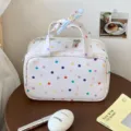 Große weiße Kosmetiktasche mit bunten Punkten und niedlichem Anhänger-Accessoire - Regenbogenpunkte