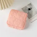Dettaglio dell'astuccio imbottito rosa con fiori per assorbenti e piccoli cosmetici - Rosa