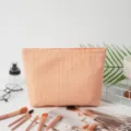 Detailansicht der orangefarbenen gestreiften Kosmetiktasche aus Seersucker - Orangene Streifen