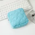 Kleine hellblaue gesteppte Kosmetiktasche mit Reißverschluss auf weißem Schreibtisch - 12.5*12.5*5cm / Seeblau