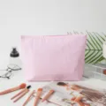 Rosa-weiß gestreifte Seersucker-Kosmetiktasche mit verschiedenen Make-up-Pinseln - Rosa und Weiß Gestreift