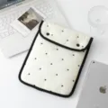 Vista detallada de la funda acolchada para portátil con lunares en escritorio - 11" / Blanco