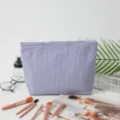 Blau-weiß gestreifte Kosmetiktasche aus Seersucker mit Make-up-Pinsel-Zubehör - Marineblauer Streifen