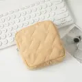 Nahaufnahme einer quadratischen gesteppten beigen Kosmetiktasche auf weißem Schreibtisch - 12.5*12.5*5cm / Hellkaffee