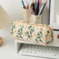 Detailansicht einer großen Canvas-Aufbewahrungstasche mit eleganter Gänseblümchen-Stickerei - Rechteckiges Federmäppchen / Beige