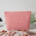 Große rot gestreifte Seersucker Kosmetiktasche mit professionellen Make-up Pinseln. - Rot und Weiß Gestreift