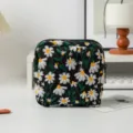 Detailansicht der Gänseblümchen-Stickerei auf schwarzer Segeltuch-Kosmetiktasche - Damenbinden-Tasche / Schwarz