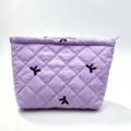 Elegante borsa per trucchi trapuntata lilla con ricamo fiocco nero e chiusura a zip - Viola