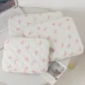 Σετ τριών καπιτονέ θηκών iPad με χαριτωμένο ροζ σχέδιο με φιόγκους σε λευκό φόντο - Λευκή Βάση Ροζ Φιόγκος