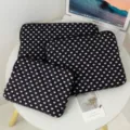 Καπιτονέ μαύρες θήκες για laptop και tablet με λευκό σχέδιο καρδιάς σε τρία διαφορετικά μεγέθη - 11" / Μαύρο με λευκές καρδιές