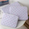 Χαριτωμένες λεβάντα καρό καπιτονέ θήκες laptop και tablet σε διάφορα μεγέθη σε γραφείο - 11 Ίντσες / Καρό Μοβ Φιόγκος