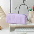 Κοντινό πλάνο μωβ ριγέ κασετίνας seersucker σε ένα λευκό μινιμαλιστικό ράφι - Μωβ Ριγέ