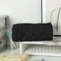 Λεπτομερής άποψη μιας μαύρης καπιτονέ κασετίνας σε λευκό γραφείο με διάφορα είδη - Μαύρο / Μεγάλη Χωρητικότητα