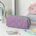 Détail de la grande trousse à crayons matelassée à carreaux violets avec fermeture éclair verte - Carreaux Violets / Grande Capacité