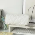 Λεπτομερής άποψη μιας λευκής καπιτονέ κασετίνας με γεωμετρική υφή σε γραφείο. - Λευκό / Μεγάλη Χωρητικότητα