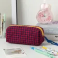 Gros plan d'un sac de rangement à carreaux rouge et bleu avec fermeture éclair jaune - Plaid Rouge et Bleu / Grande Capacité