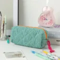 Vue détaillée de la pochette matelassée à carreaux verts et blancs avec fermeture éclair orange - Carreaux Verts / Grande Capacité