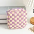 Nahaufnahme einer lila-cremefarbenen gestrickten Kosmetiktasche mit Reißverschluss-Detail - Lila