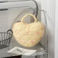 Detailansicht der gelben herzförmigen Kosmetiktasche mit Karomuster und Schleifenmotiven - Gelbes Karo mit Schleife