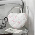 Detailansicht der gesteppten herzförmigen Kosmetiktasche mit rosa Schleifenmuster - Weiß mit rosa Schleife
