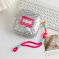 Detail der silbernen gesteppten PU-Minitasche mit rosa Rüschen und Neon-Lanyard. - 13*4*13cm / Silber Magenta Rhombus
