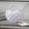 Herzförmige lila karierte gesteppte Kosmetiktasche mit rosa Schleifen und Tragegriff - Lila Karo mit Schleife