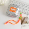 Detailansicht der silbernen PU-Tasche mit orangefarbenem Rüschen und Neon-Seilgriff - 13*4*13cm / Schleife Orange