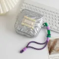 Silberne PU-Kosmetiktasche mit Herzsteppung und dekorativer Kordel auf weißem Schreibtisch. - 13*4*13cm / Weißes Herz