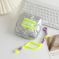 Nahaufnahme einer silbernen gesteppten PU-Tasche mit neongrünen Rüschen und bunter Kordel. - 13*4*13cm / Silber Neongrün Rhombus
