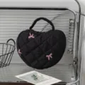 Schwarze gesteppte Tasche in Herzform mit rosa Schleifenstickerei - Schwarzer Stoff mit Bestickter Schleife